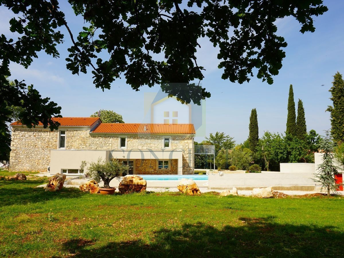 Poreč, dintorni, Ristrutturata villa in pietra con piscina e ampio giardino, 12 km dal mare