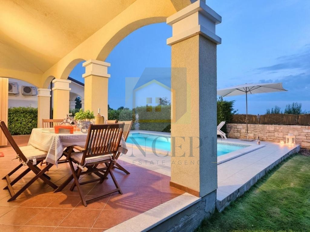 Poreč, dintorni, Casa con piscina e vista mare, 7 km dal mare