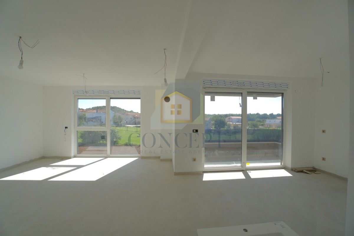 Poreč, dintorni, Appartamento al piano con 3 camere da letto, giardino e piscina comune