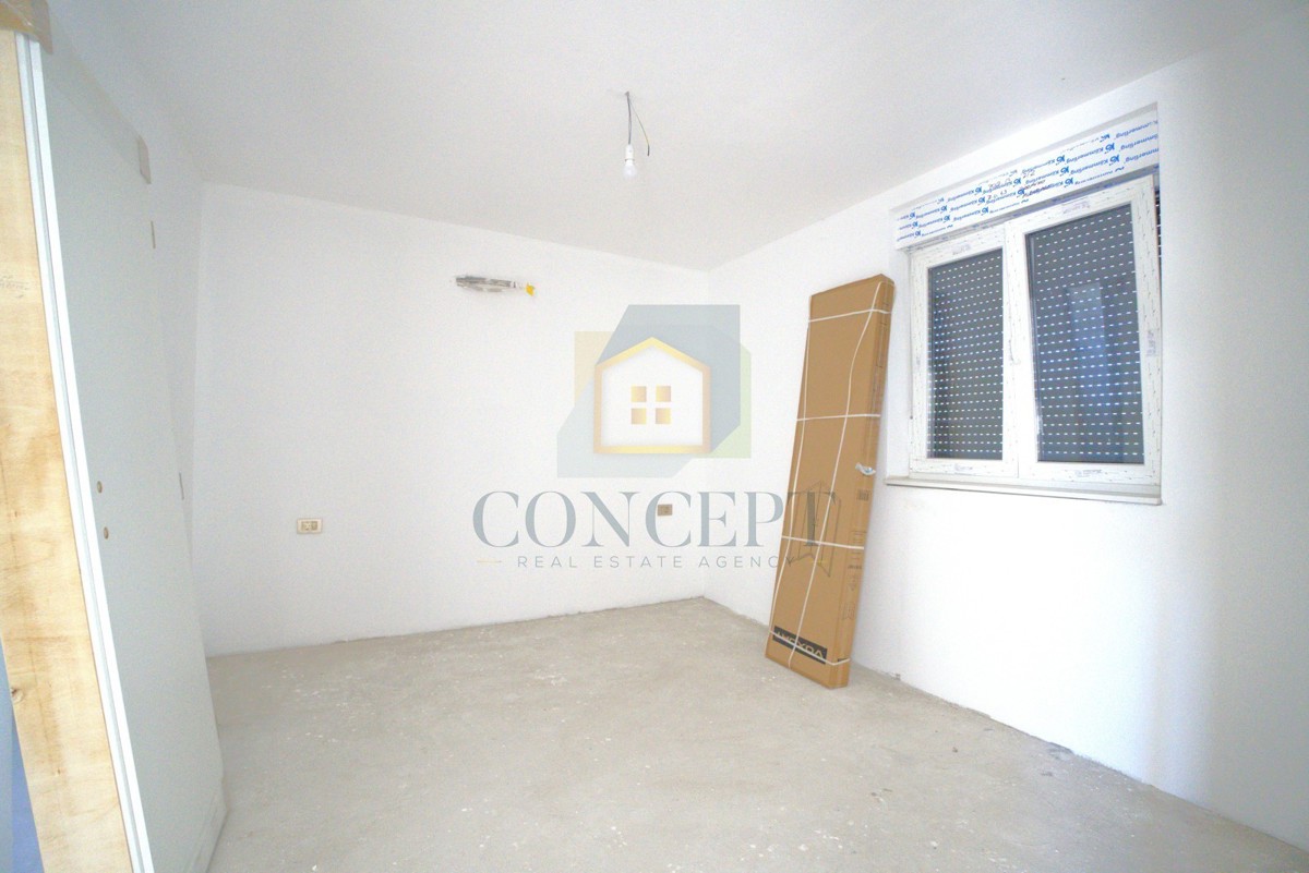 Poreč, dintorni, Appartamento al piano con 3 camere da letto, giardino e piscina comune