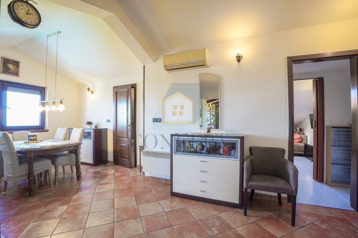 Poreč, dintorni, Ampio appartamento al 3° piano con vista mare, a 4 km dal mare