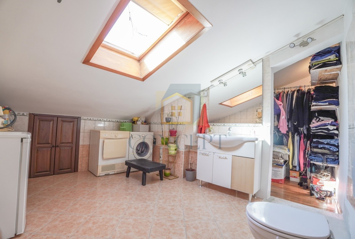 Poreč, dintorni, Ampio appartamento al 3° piano con vista mare, a 4 km dal mare