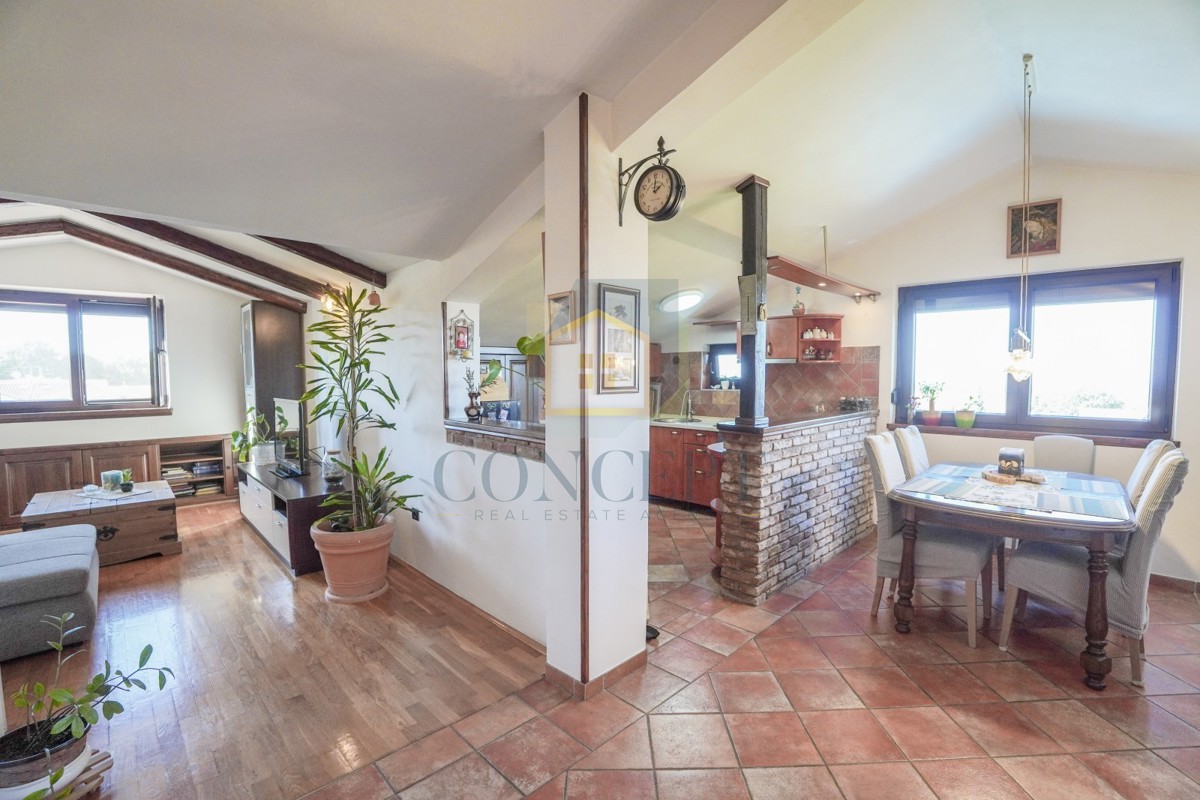 Poreč, dintorni, Ampio appartamento al 3° piano con vista mare, a 4 km dal mare