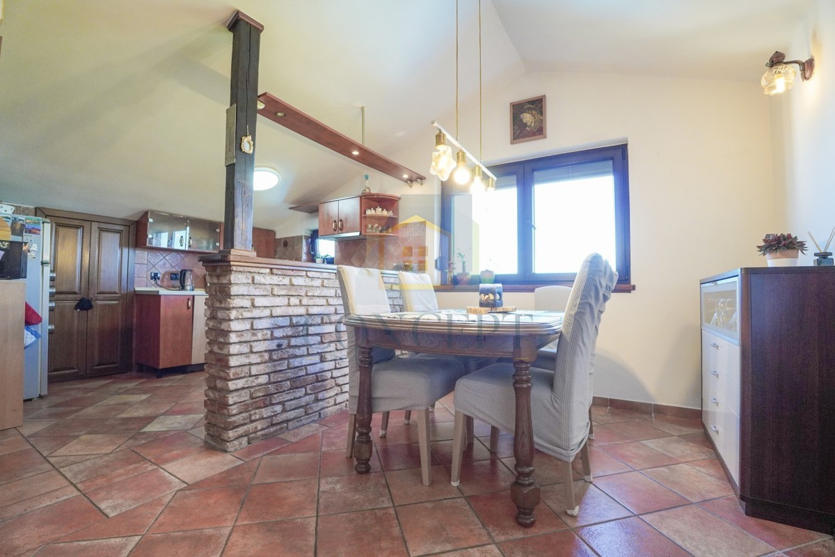 Poreč, dintorni, Ampio appartamento al 3° piano con vista mare, a 4 km dal mare