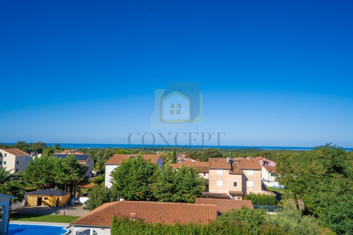 Poreč, dintorni, Ampio appartamento al 3° piano con vista mare, a 4 km dal mare