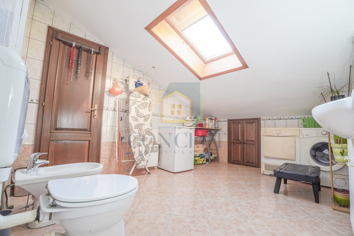 Poreč, dintorni, Ampio appartamento al 3° piano con vista mare, a 4 km dal mare