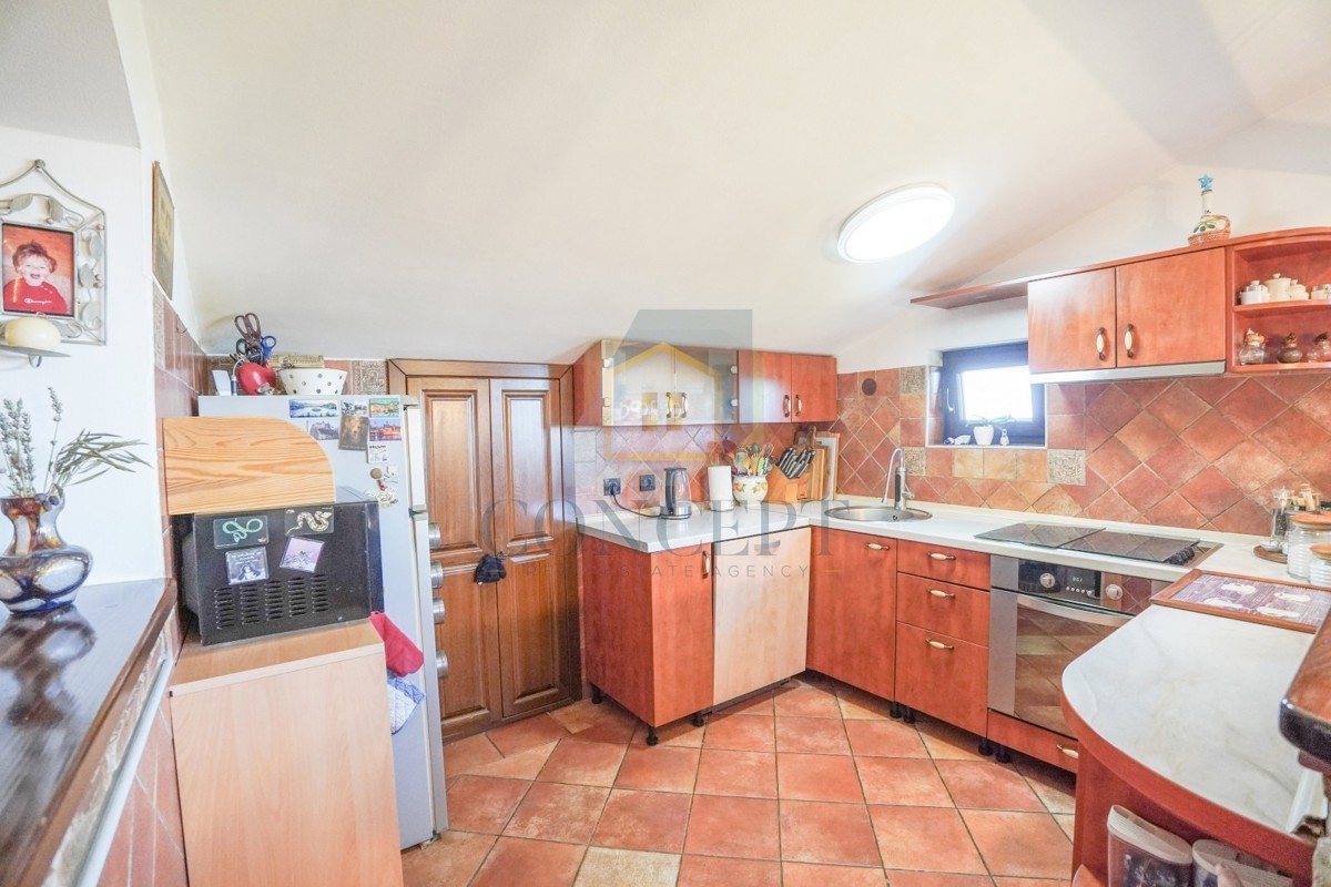 Poreč, dintorni, Ampio appartamento al 3° piano con vista mare, a 4 km dal mare