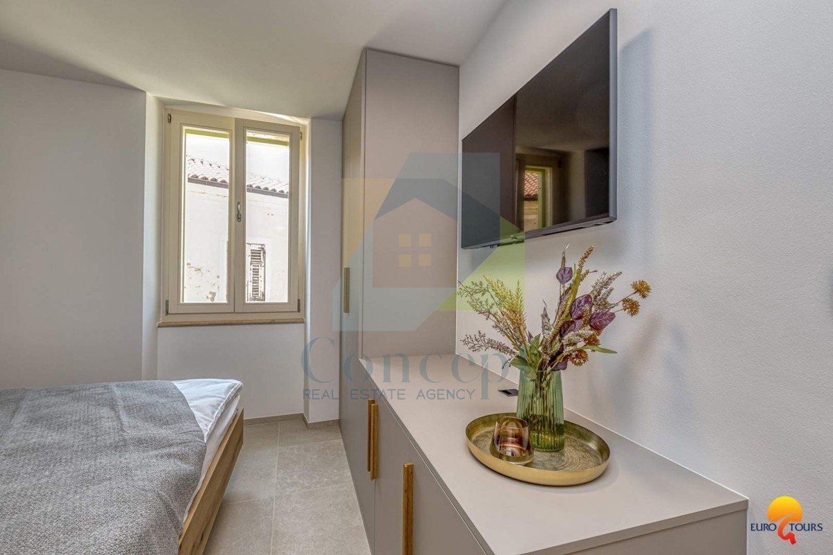 Vrsar, Casa ristrutturata in centro con 3 appartamenti a 350 m dal mare