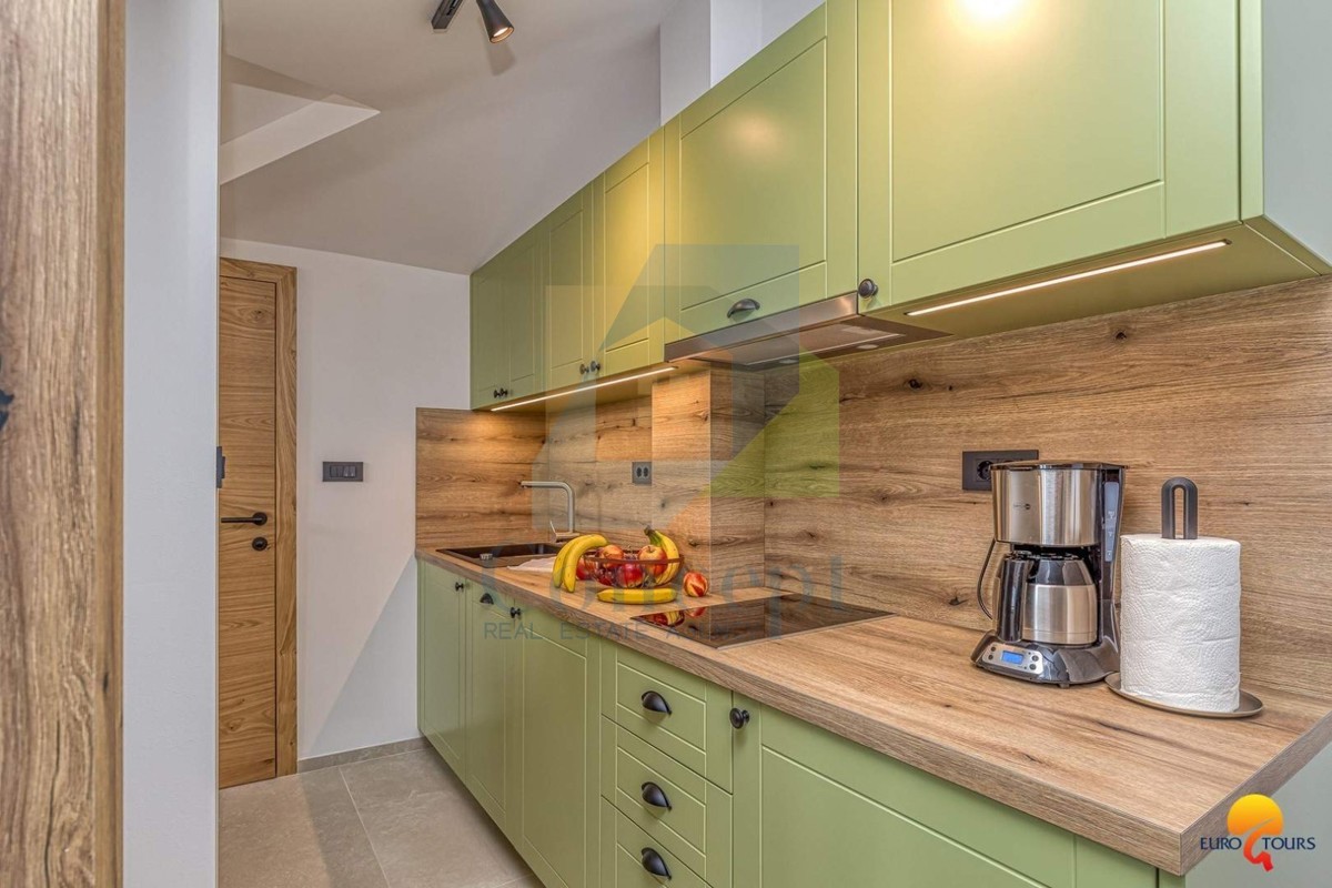 Vrsar, Casa ristrutturata in centro con 3 appartamenti a 350 m dal mare