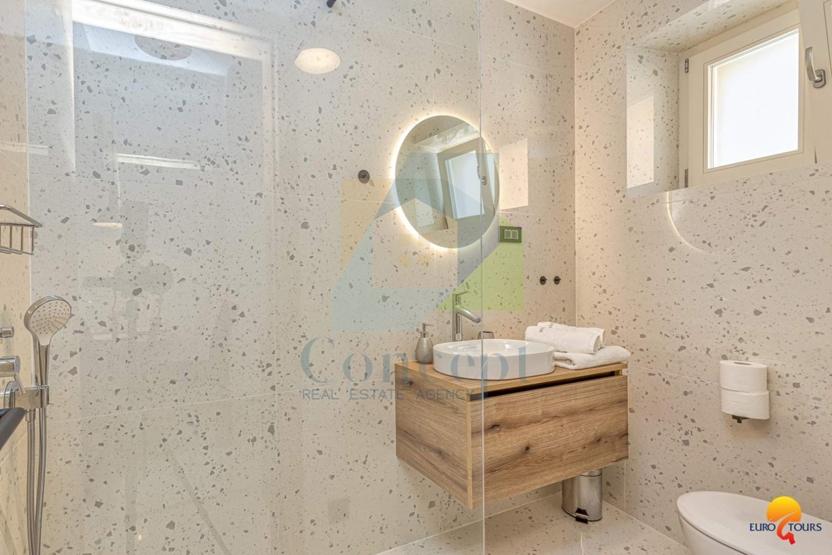 Vrsar, Casa ristrutturata in centro con 3 appartamenti a 350 m dal mare