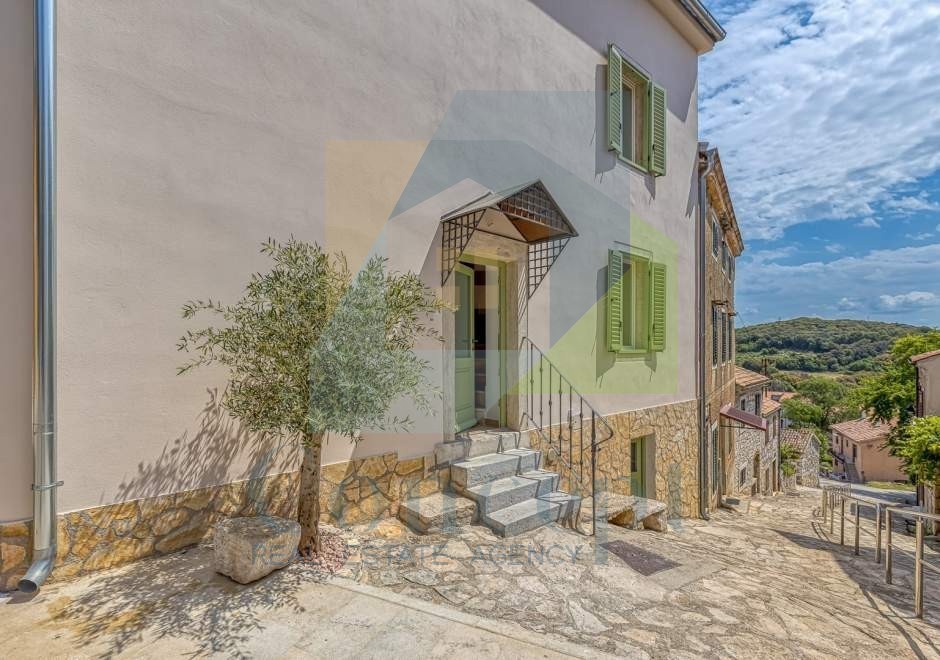 Vrsar, Casa ristrutturata in centro con 3 appartamenti a 350 m dal mare