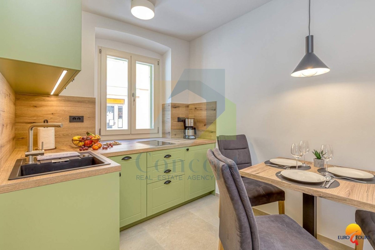 Vrsar, Casa ristrutturata in centro con 3 appartamenti a 350 m dal mare