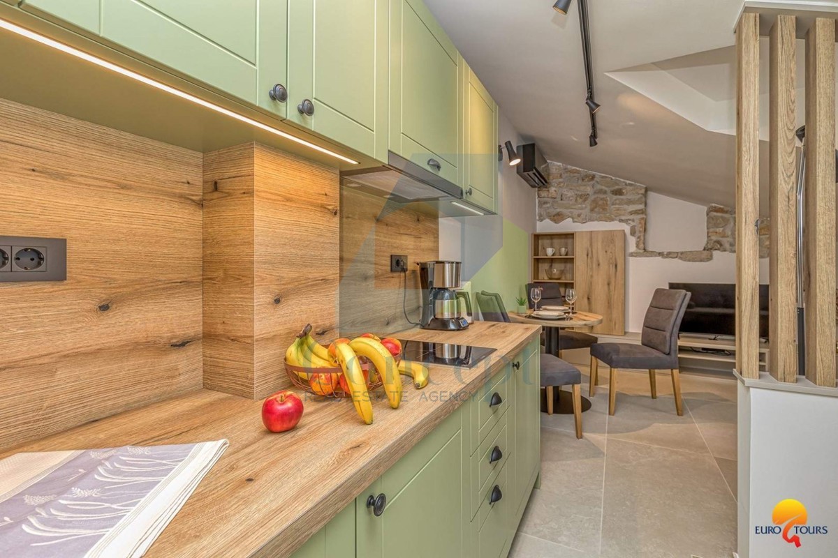 Vrsar, Casa ristrutturata in centro con 3 appartamenti a 350 m dal mare