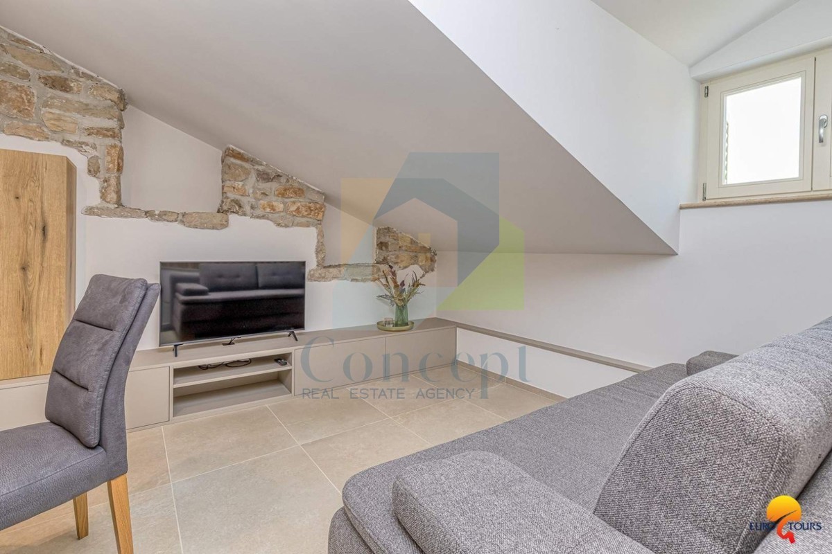 Vrsar, Casa ristrutturata in centro con 3 appartamenti a 350 m dal mare