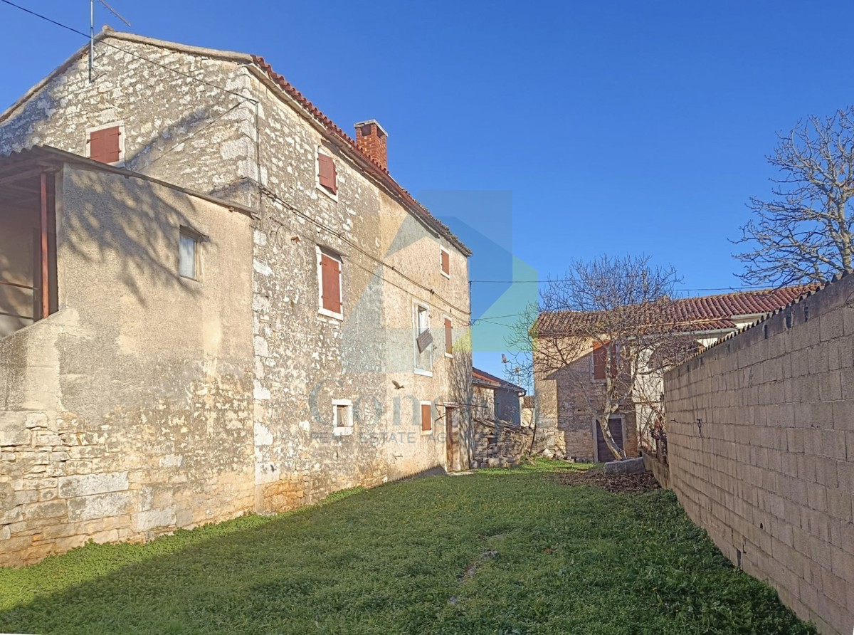 Poreč, dintorni, Casa da ristrutturare con edificio aggiuntivo