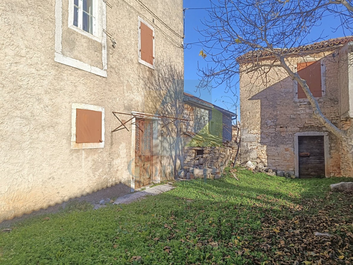Poreč, dintorni, Casa da ristrutturare con edificio aggiuntivo
