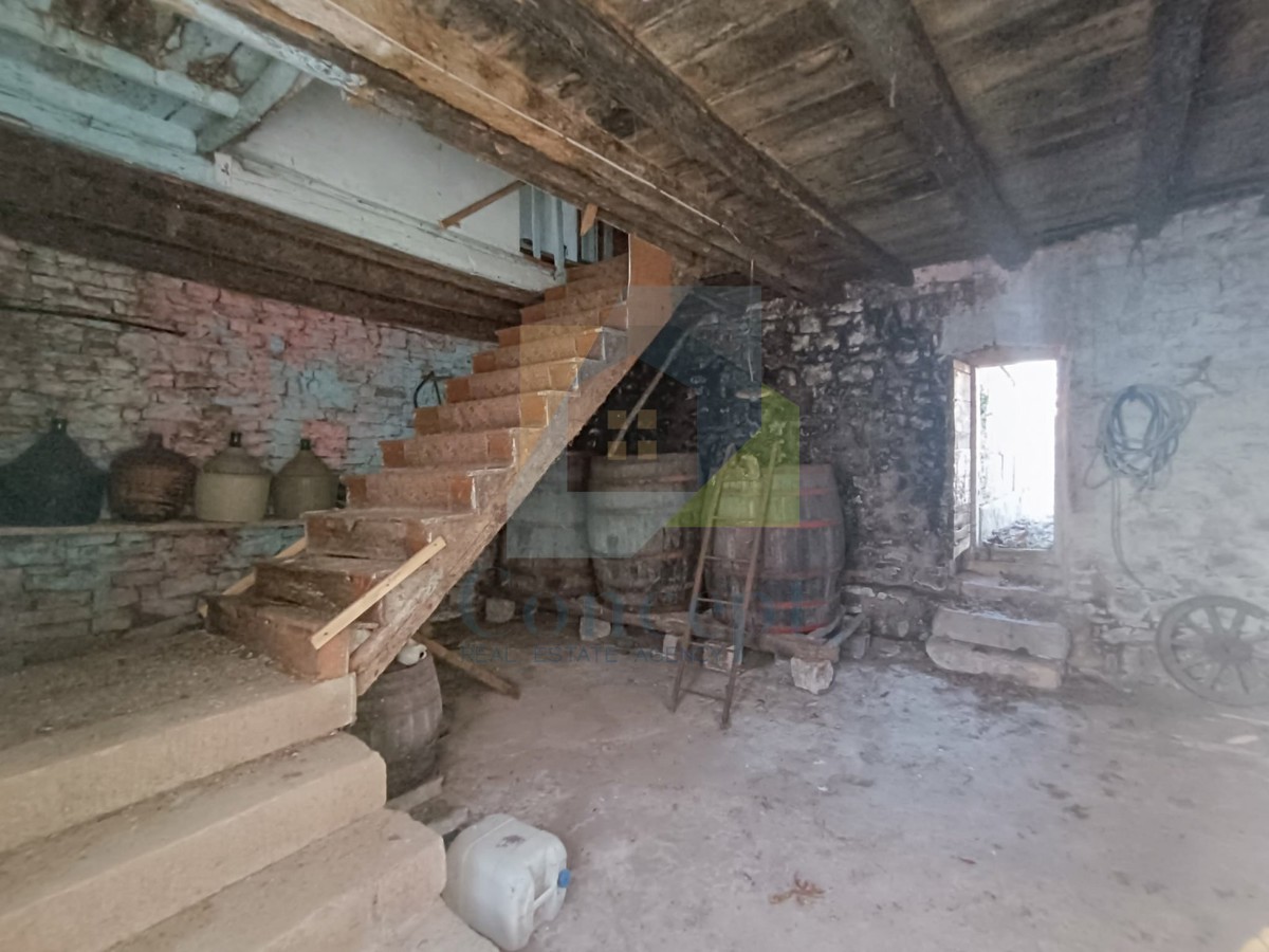 Poreč, dintorni, Casa da ristrutturare con edificio aggiuntivo