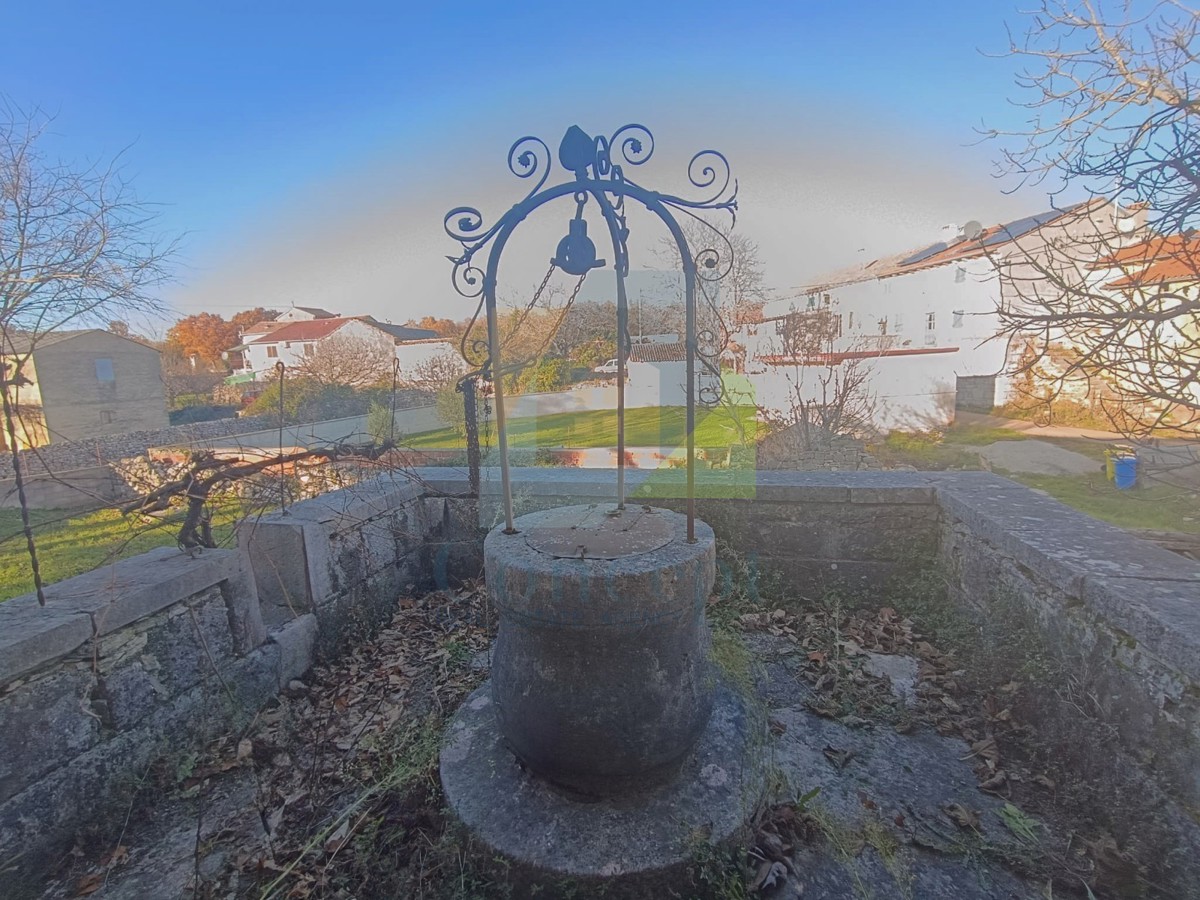 Poreč, dintorni, Casa da ristrutturare con edificio aggiuntivo