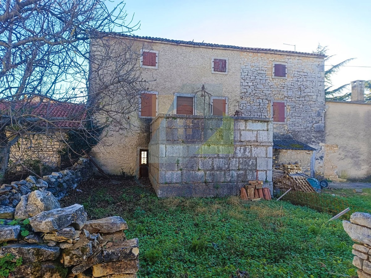 Poreč, dintorni, Casa da ristrutturare con edificio aggiuntivo