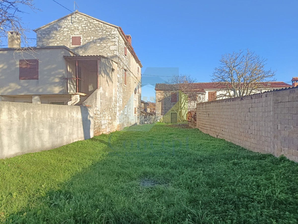 Poreč, dintorni, Casa da ristrutturare con edificio aggiuntivo
