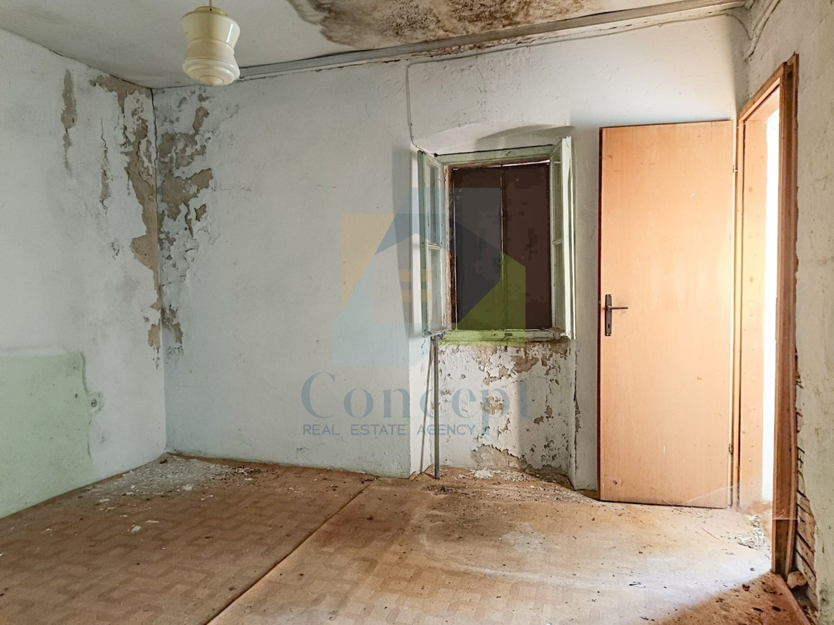 Poreč, dintorni, Casa da ristrutturare con edificio aggiuntivo