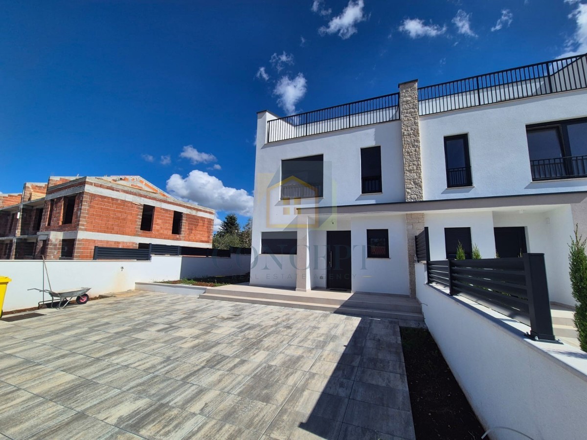 Poreč, dintorni, Doppia casa moderna con vista mare