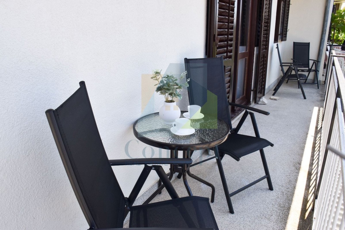 Poreč, centro più ampio, Ampio appartamento al piano di un edificio di dimensioni ridotte, 400 m dal mare