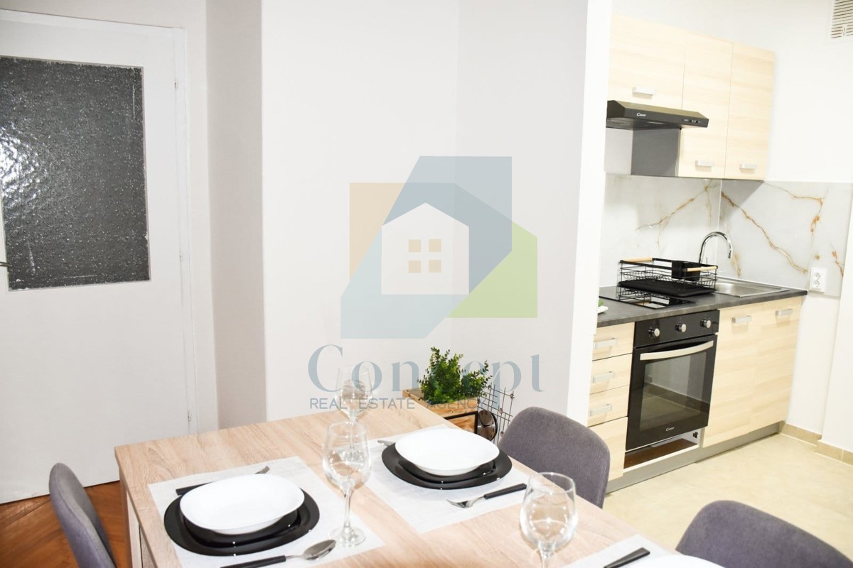 Poreč, centro più ampio, Ampio appartamento al piano di un edificio di dimensioni ridotte, 400 m dal mare