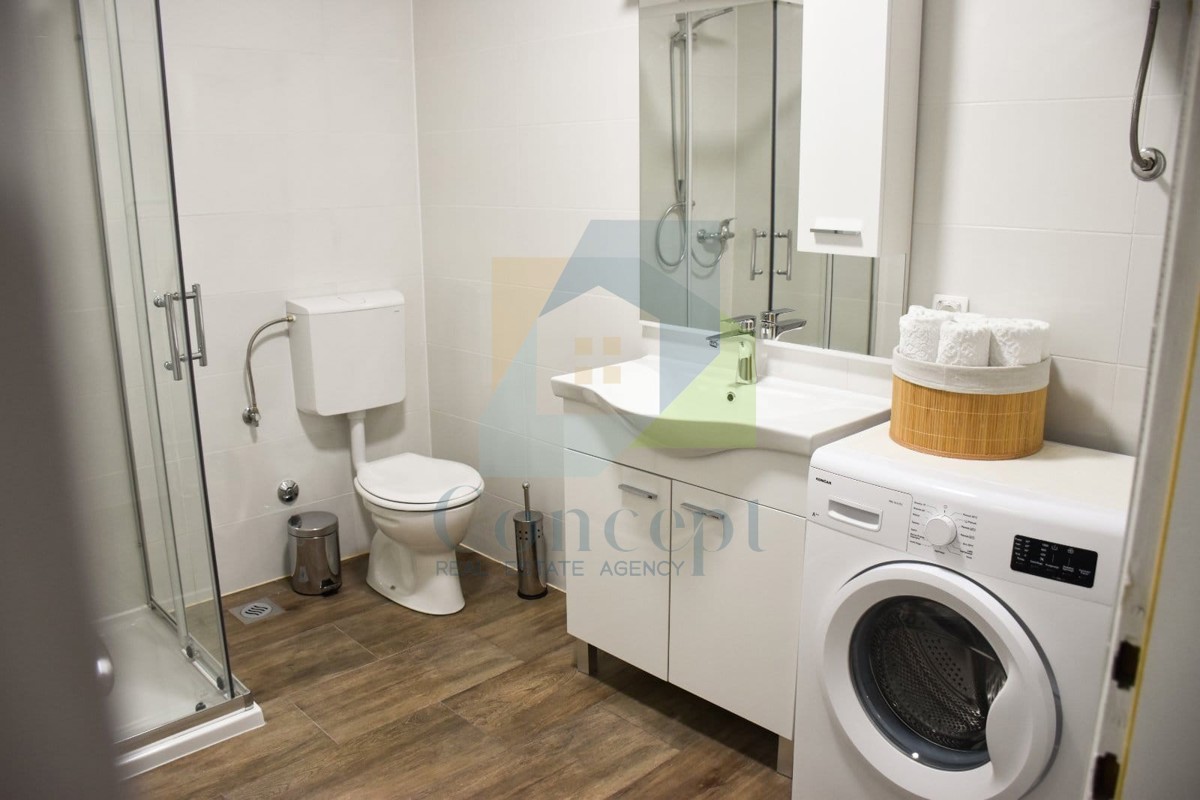 Poreč, centro più ampio, Ampio appartamento al piano di un edificio di dimensioni ridotte, 400 m dal mare