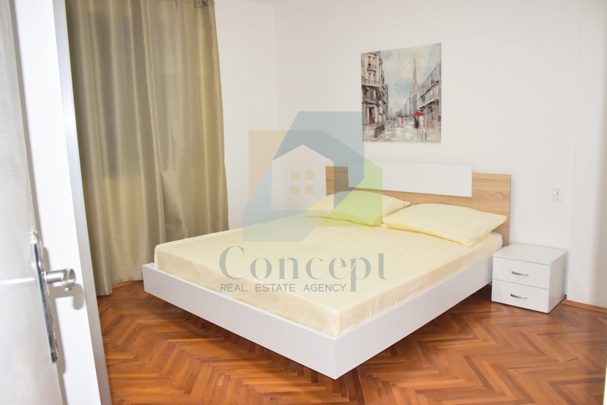 Poreč, centro più ampio, Ampio appartamento al piano di un edificio di dimensioni ridotte, 400 m dal mare