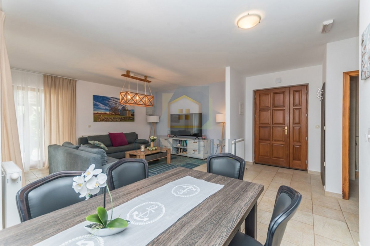 Poreč, dintorni, Splendida casa in pietra con grande giardino e piscina, a 12 km dal mare