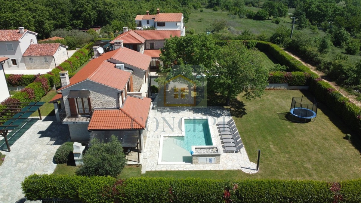 Poreč, dintorni, Splendida casa in pietra con grande giardino e piscina, a 12 km dal mare