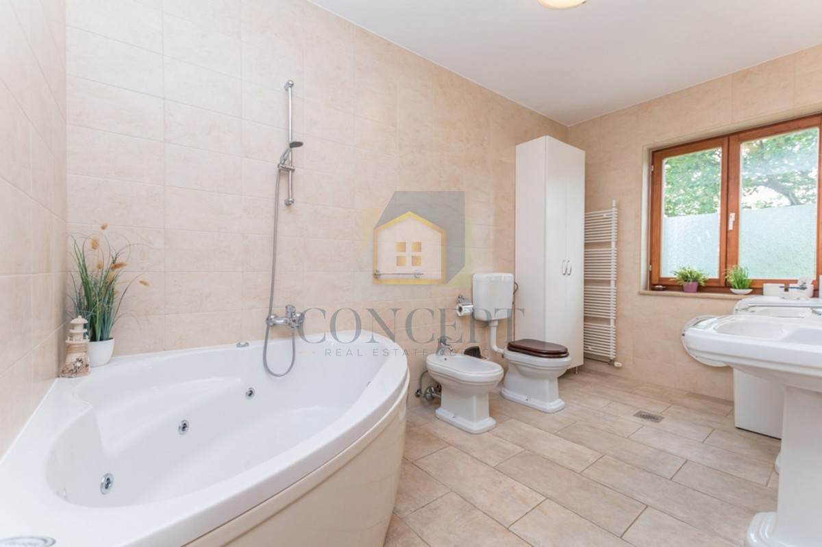 Poreč, dintorni, Splendida casa in pietra con grande giardino e piscina, a 12 km dal mare