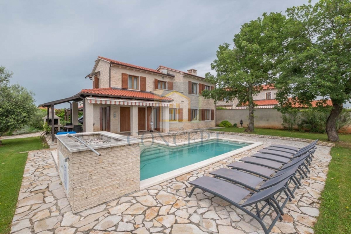 Poreč, dintorni, Splendida casa in pietra con grande giardino e piscina, a 12 km dal mare