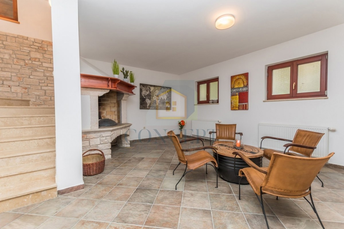 Poreč, dintorni, Splendida casa in pietra con grande giardino e piscina, a 12 km dal mare