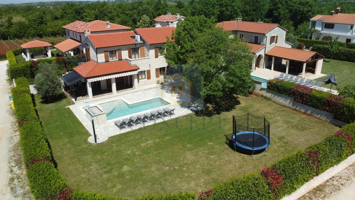 Poreč, dintorni, Splendida casa in pietra con grande giardino e piscina, a 12 km dal mare
