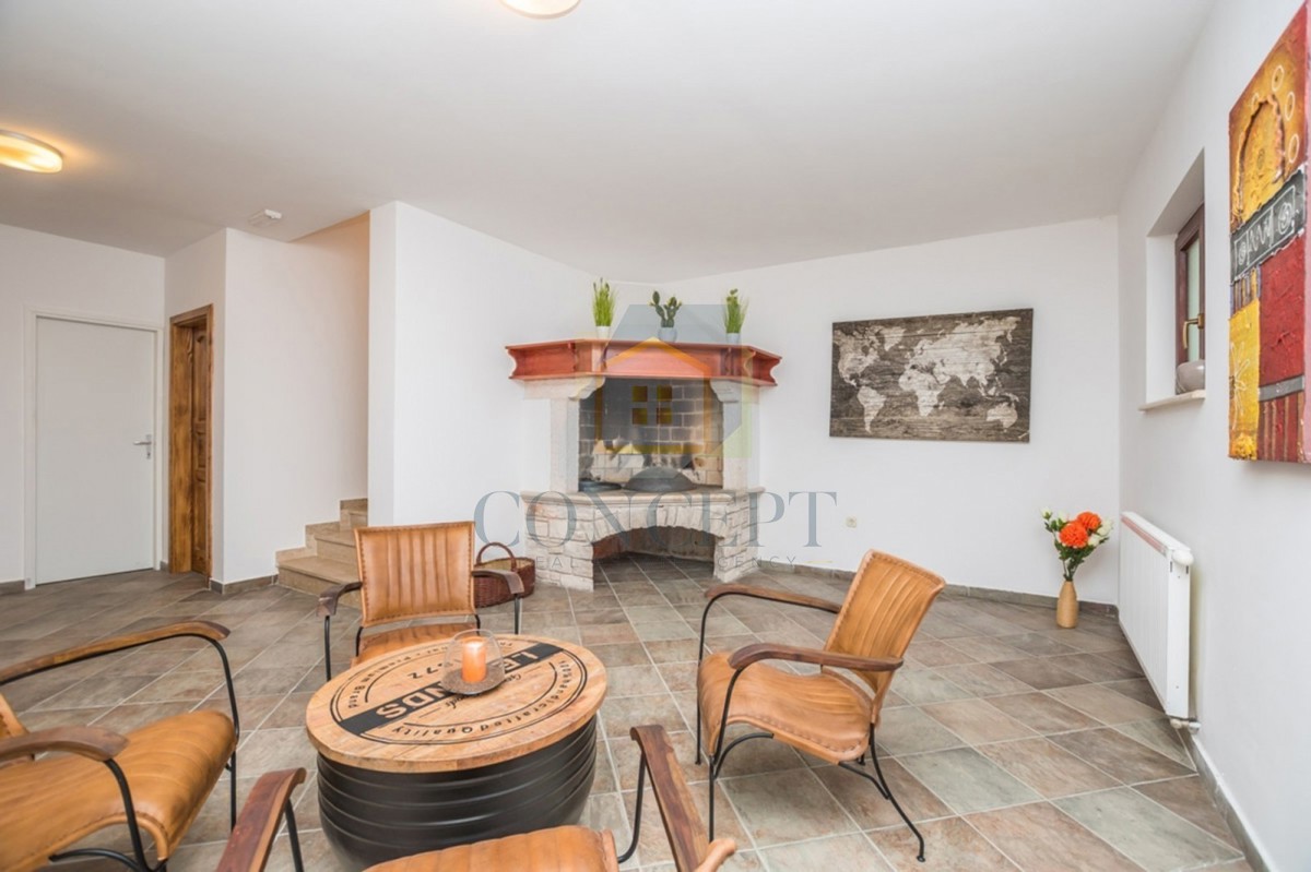 Poreč, dintorni, Splendida casa in pietra con grande giardino e piscina, a 12 km dal mare