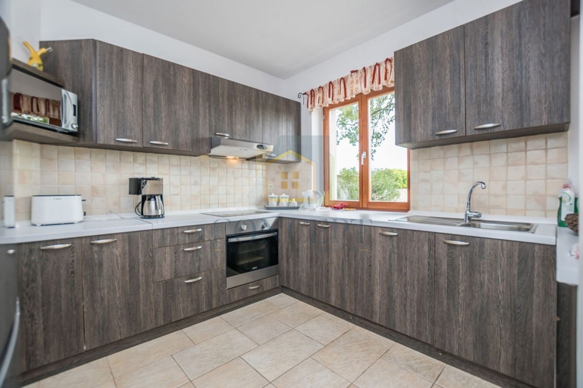 Poreč, dintorni, Splendida casa in pietra con grande giardino e piscina, a 12 km dal mare