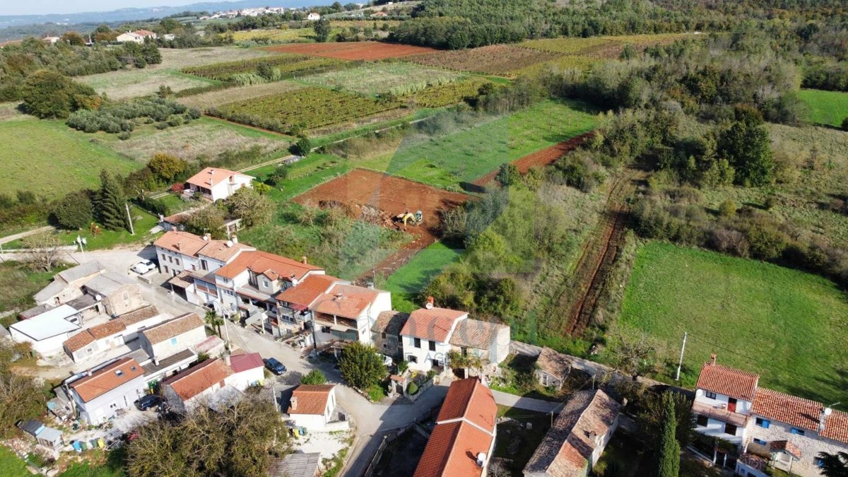 Poreč, dintorni, Terreno edificabile di 1100 m2 con terreno non edificabile
