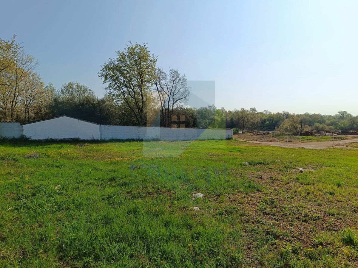 Poreč, Terreno edificabile in posizione ricercata a 2 km dal mare