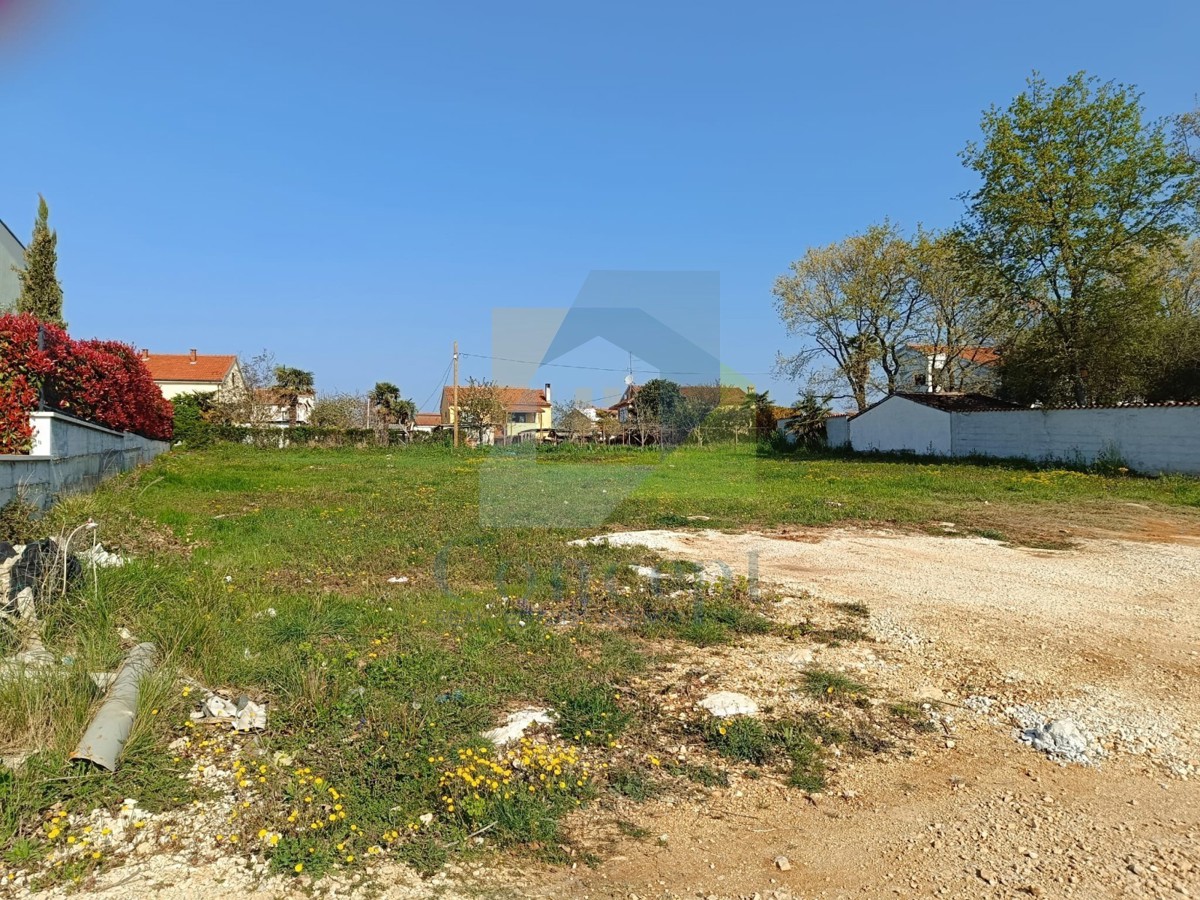Poreč, Terreno edificabile in posizione ricercata a 2 km dal mare