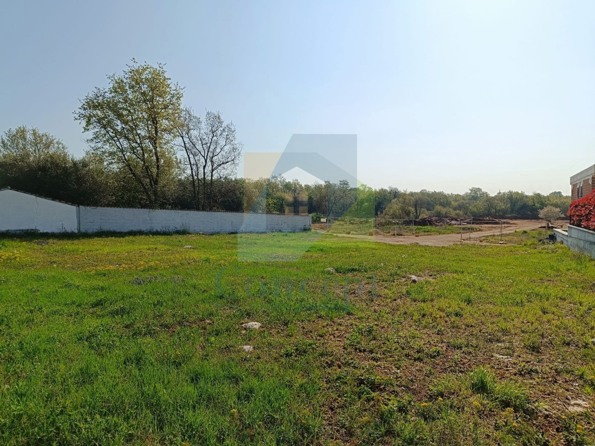 Poreč, Terreno edificabile in posizione ricercata a 2 km dal mare