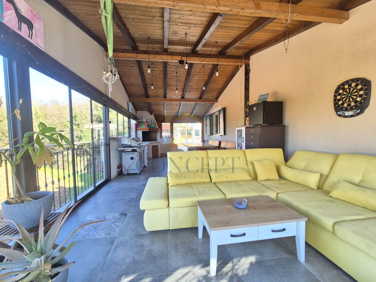 Poreč, Sv. Lovreč, dintorni, casa con piscina e garage, 24 km dal mare