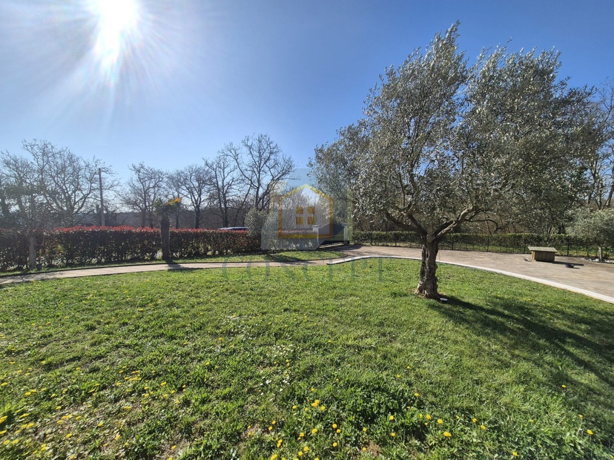 Poreč, Sv. Lovreč, dintorni, casa con piscina e garage, 24 km dal mare
