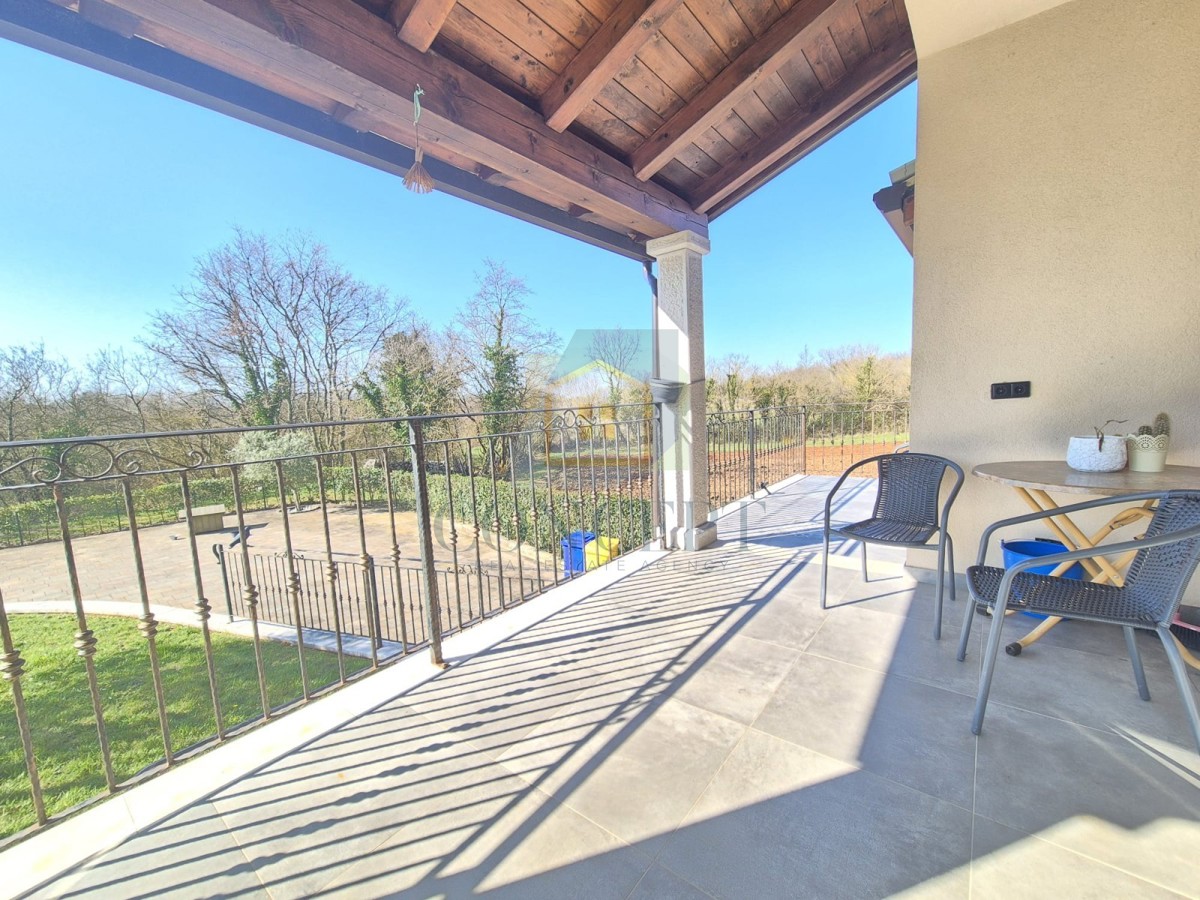 Poreč, Sv. Lovreč, dintorni, casa con piscina e garage, 24 km dal mare