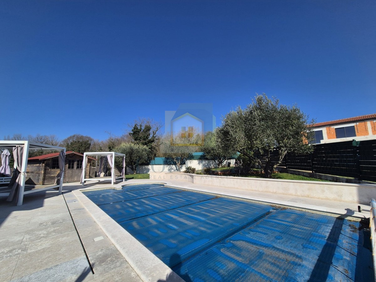 Poreč, Sv. Lovreč, dintorni, casa con piscina e garage, 24 km dal mare