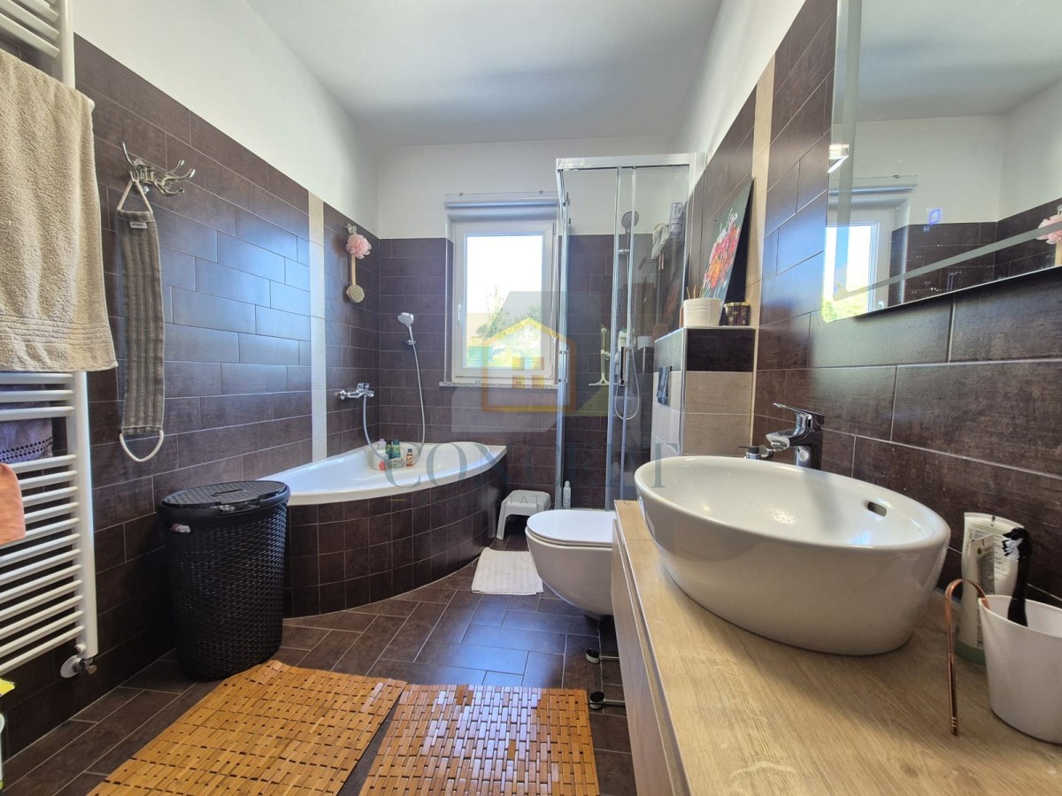 Poreč, Sv. Lovreč, dintorni, casa con piscina e garage, 24 km dal mare