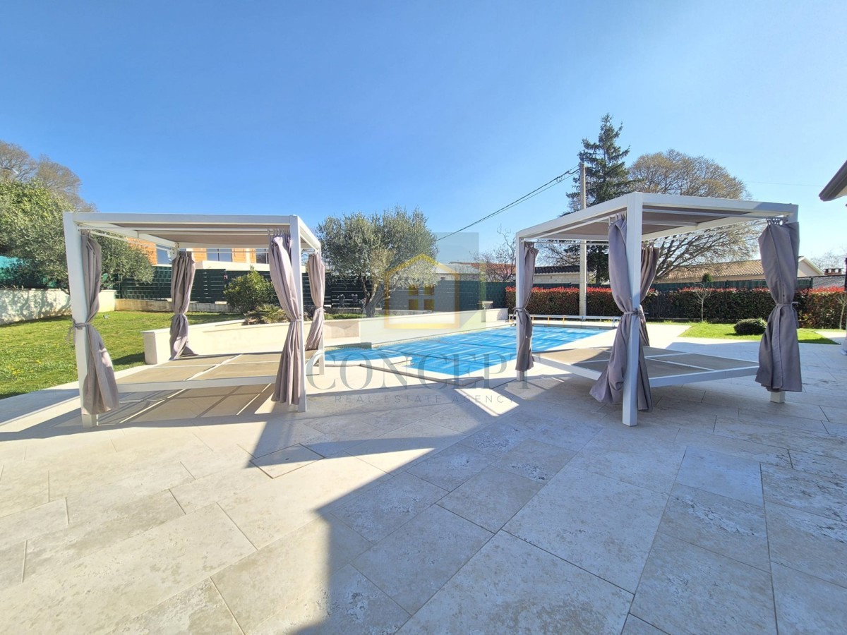 Poreč, Sv. Lovreč, dintorni, casa con piscina e garage, 24 km dal mare