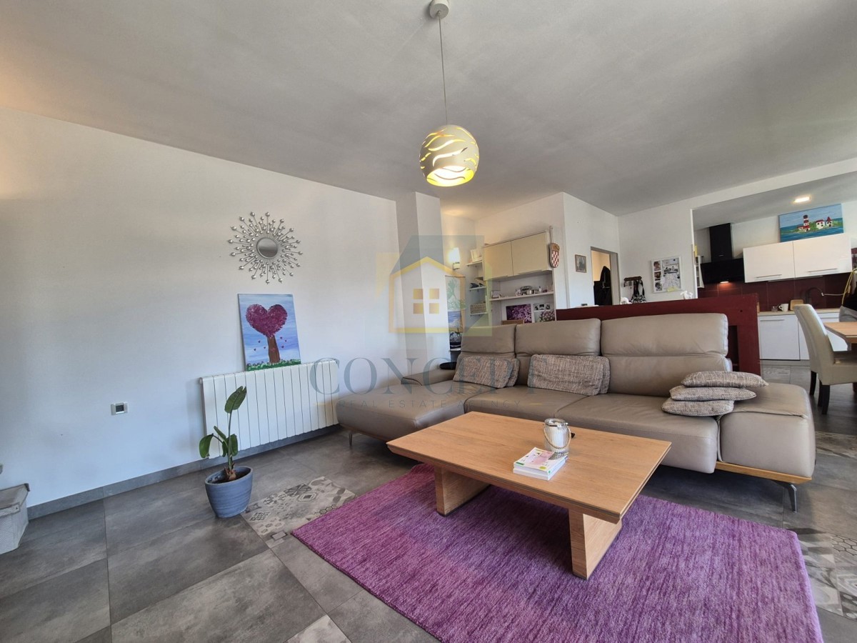 Poreč, Sv. Lovreč, dintorni, casa con piscina e garage, 24 km dal mare