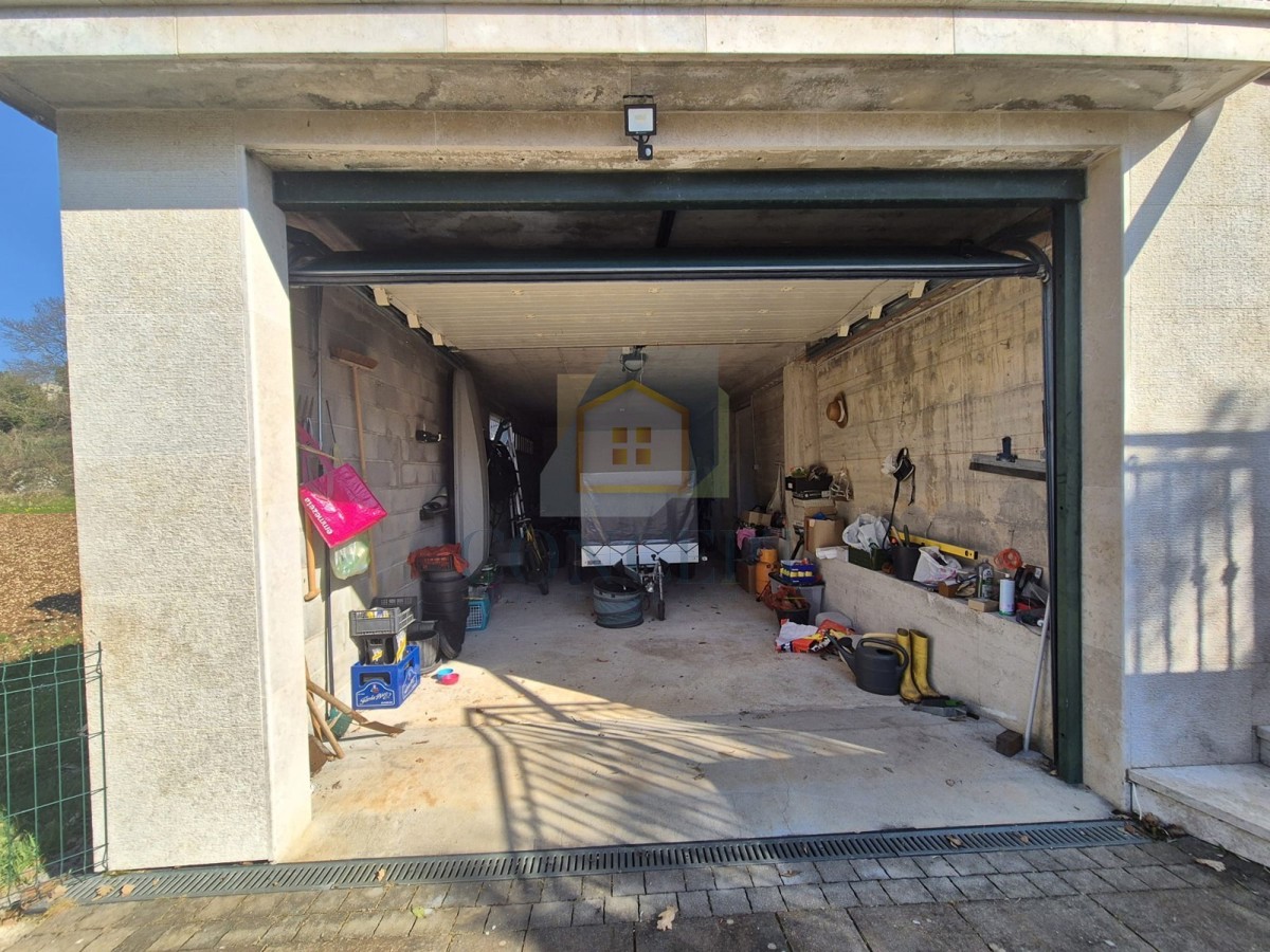 Poreč, Sv. Lovreč, dintorni, casa con piscina e garage, 24 km dal mare